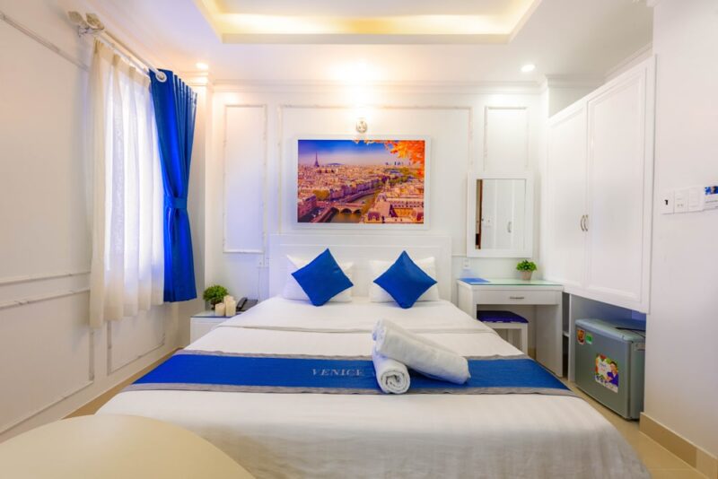 Single Queen Room